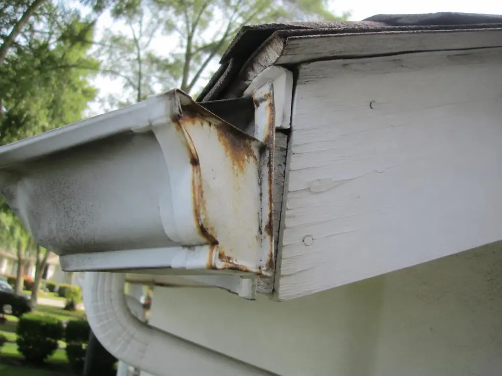 Worn, rusted gutter end pulling away from the fascia, a sign gutters need replacement